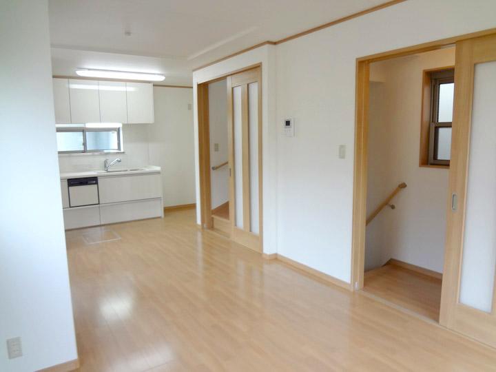 Living. It has its own door to the stairs part, You can use the air conditioning efficiently.