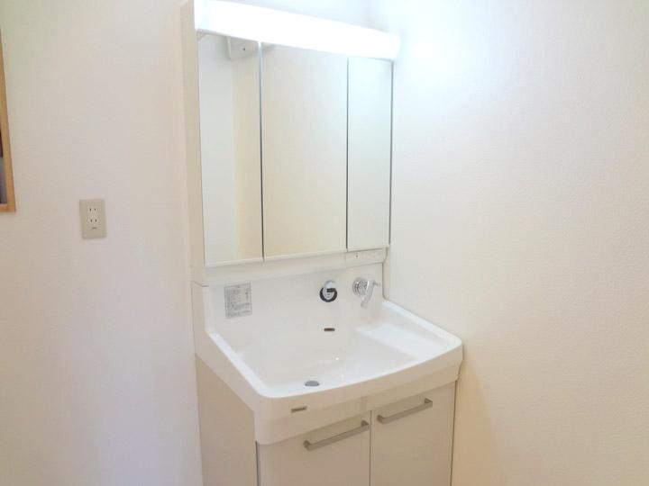 Wash basin, toilet. Vanity is a three-sided mirror, There is storage space in the back, You can hold soap or toothbrush.