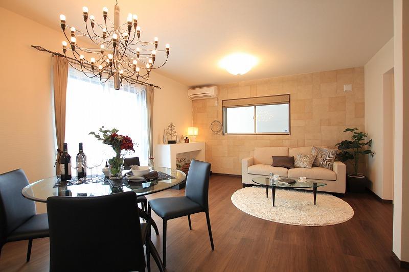 Model house photo. Model house. Wall Ya paved the tile, Feel like majesty mission-style chandelier.