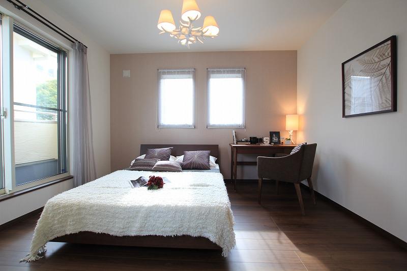 Model house photo. Model house. Master bedroom. Get used to downright nice feeling in the morning you wake up in a warm light in the two-sided lighting.