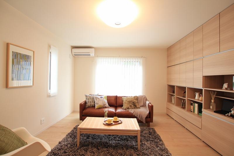 Model house photo. Model house. DK and independent living. Place the storage of wood in one wall, The neat appearance.