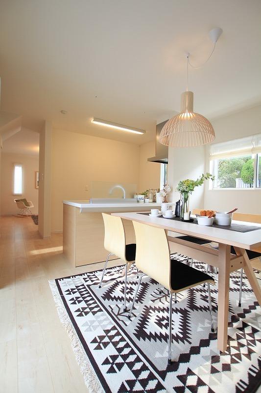 Model house photo. Model house. DK. Eliminating the Japanese-style room, By living and was independent, And that you have caught a large living room, There is a mechanism that when visitors also hide the kitchen.