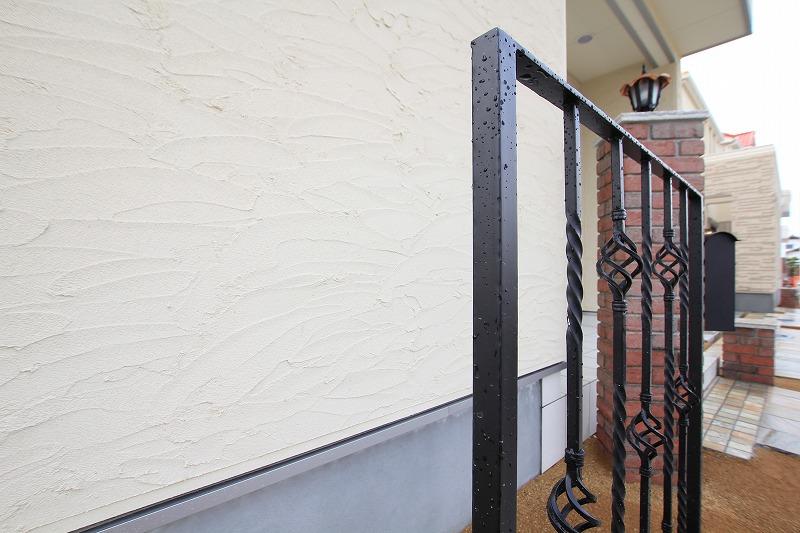 Model house photo. Model house. There is a gatepost of iron design and brick on all of the dwelling unit. And to me it exudes a sense of unity of the city, There is a crisp bracing impact.