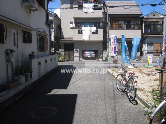 Local photos, including front road. Property of the west front of the road (from the south)