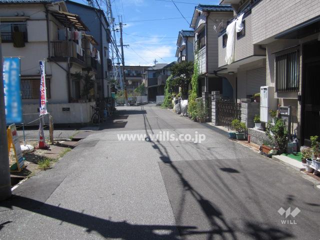 Local photos, including front road. Property of the north front of the road (from the east)