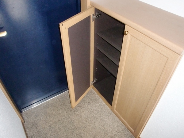 Receipt. Clean entrance storage! It is also a point of things put on top of the storage.