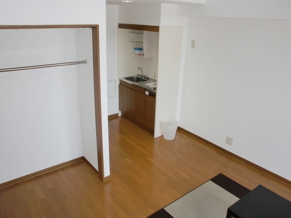 Other room space. This room has a clean sense of the white tones.