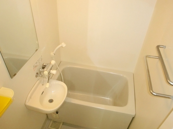 Bath. Easy-to-use bathroom!