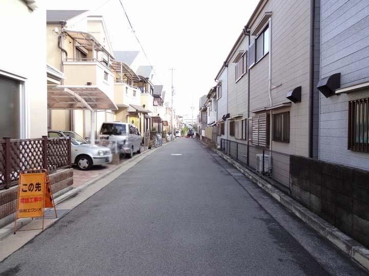 Local photos, including front road. Local (11 May 2013) Shooting Front road is located about 5M public road