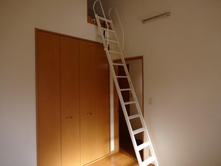 Non-living room. The room there is a loft there is a feeling of opening with a gradient ceiling!