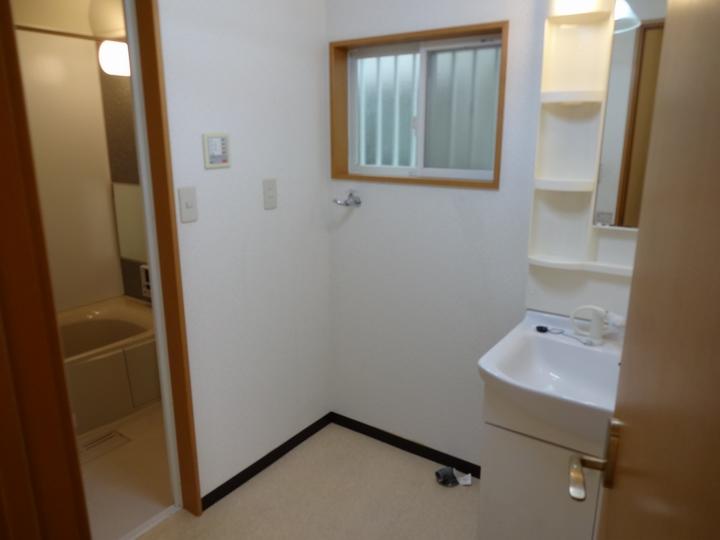 Wash basin, toilet. It is an excellent place to housework flow line.