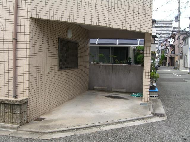 Parking lot. Local (10 May 2013) Shooting