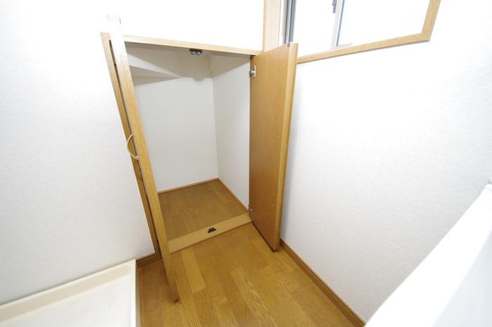 Receipt. It is with storage also to wash room.