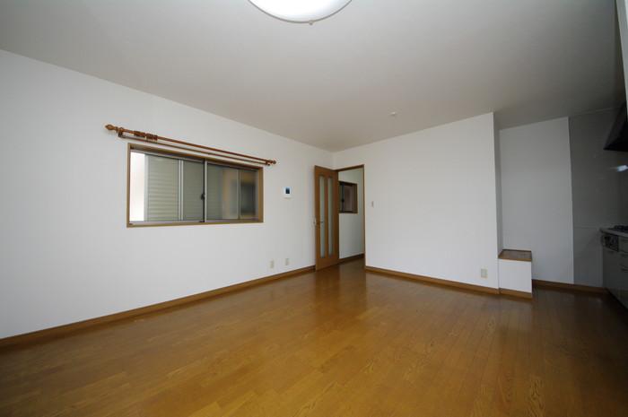 Living. Living has become a bright room with a three-sided lighting!