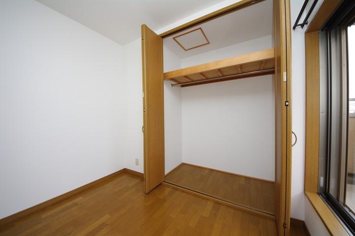 Receipt. The third floor living room storage