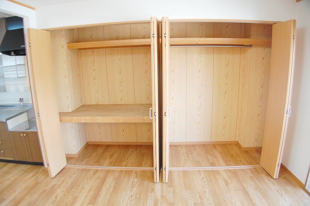 Receipt. Wide closet!