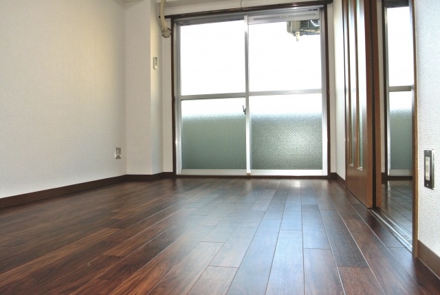 Living and room. Day, Airy Western-style