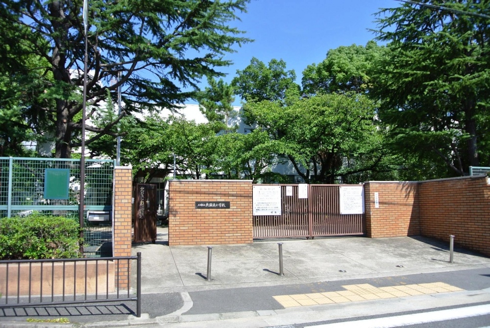 Primary school. 281m up to municipal north Namba elementary school (elementary school)