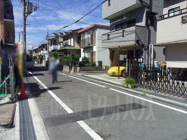 Local photos, including front road. Local front road