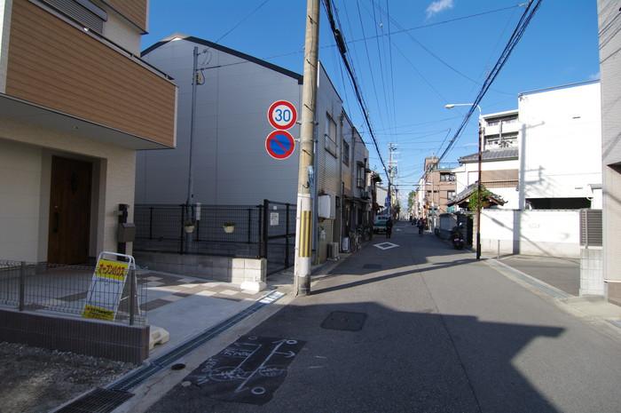 Local photos, including front road. Front road is also easily done widely parking and 6m. 