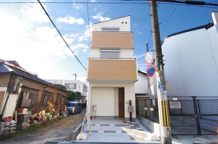 Local appearance photo. Local site of Kitatonari is vacant house, South is virtually 3 direction areas have become a passage! 