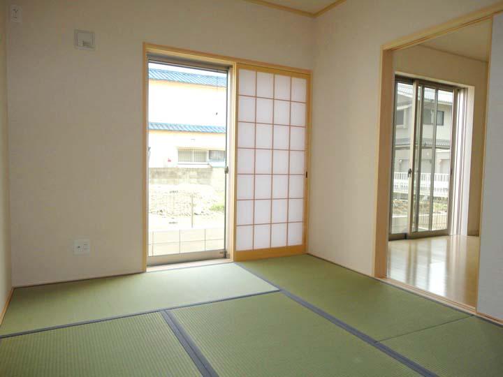 Non-living room. If you include the continuation of the Japanese-style 20 tatami mats and makes a big space
