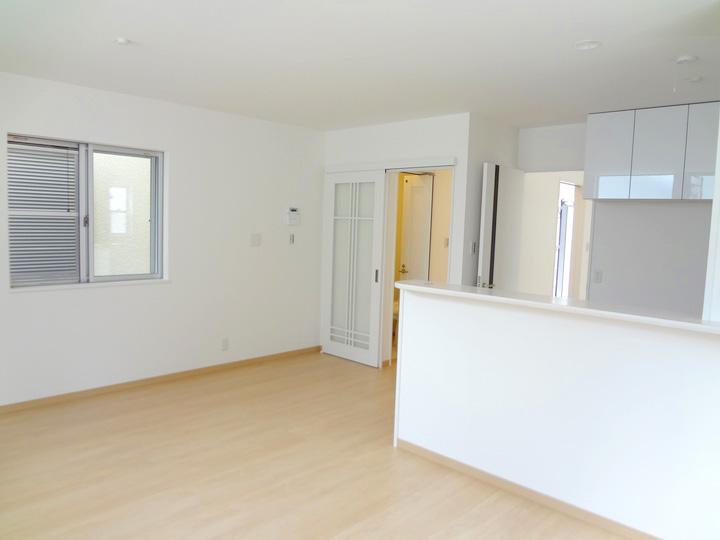 Living. Window There is also a three-sided than the north in floor heating There are two places in the living room facing south, Warmth seems even in the winter