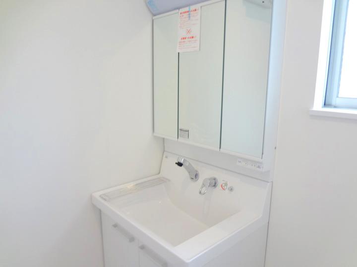 Wash basin, toilet. In the shower nozzle, I'm happy storage of Kagamiura, It is the washstand