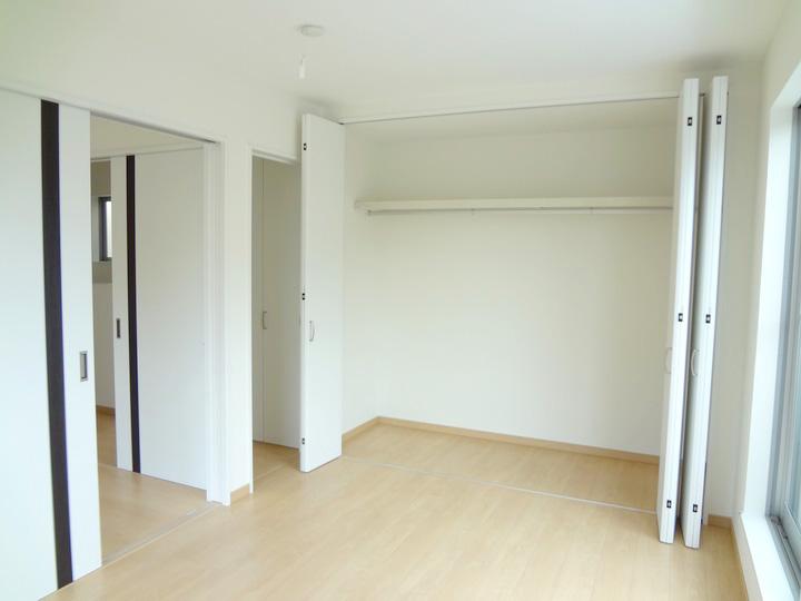 Non-living room. Second floor north side Western-style about 6.75 Jokabe one side large closet, By connecting the balcony Tsuketonari can be used as a large Western-style