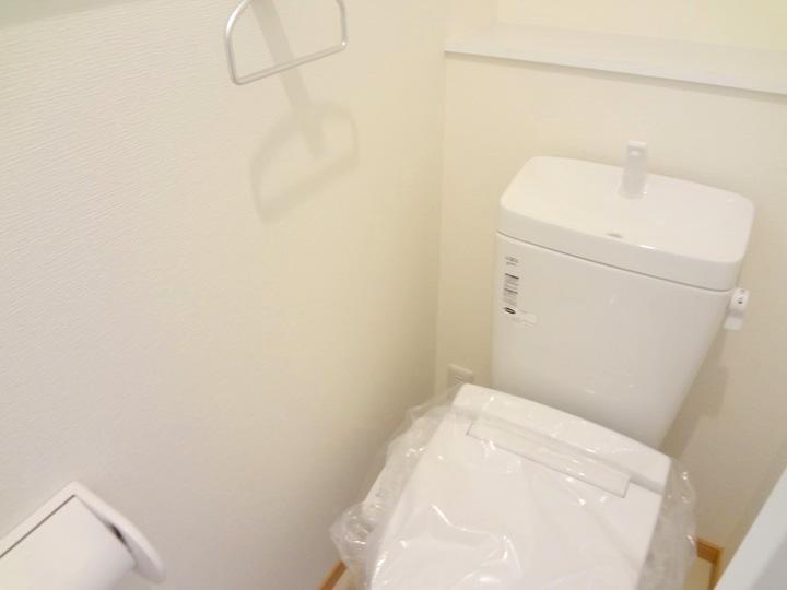 Toilet. Is a hot-water heating with bidet. In the back of the shelf and put the toilet paper and the like Yoo