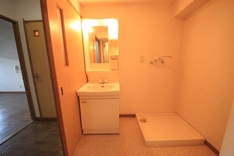 Washroom. Washroom ・ Indoor laundry bread