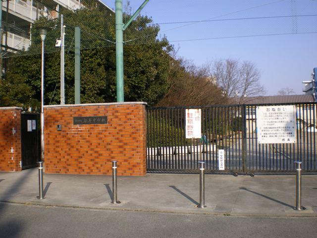 Junior high school. 713m until the Amagasaki Municipal Wakakusa junior high school