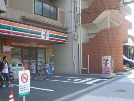 Convenience store. 220m to Seven-Eleven (convenience store)