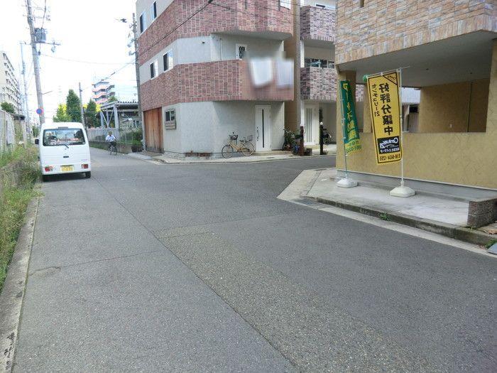 Local appearance photo. Front road is wide and 5m, Day ventilation is good per corner lot!