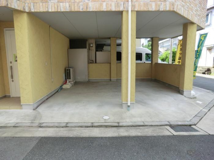 Living. Parking is possible in two parallel!