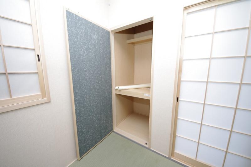 Receipt. Also it comes with a tightly housed in a Japanese-style room! 