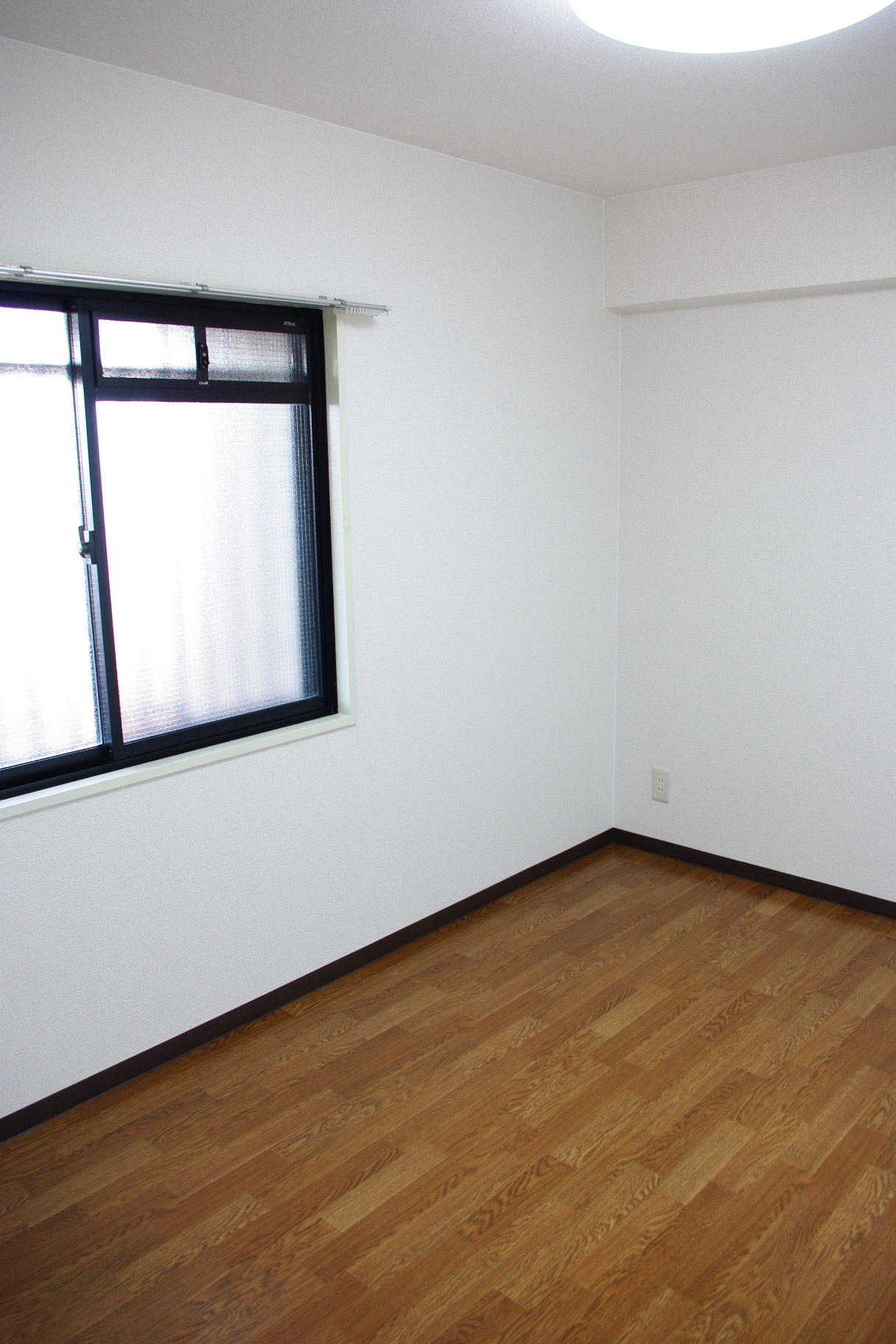 Living and room. It is the corridor side Western-style
