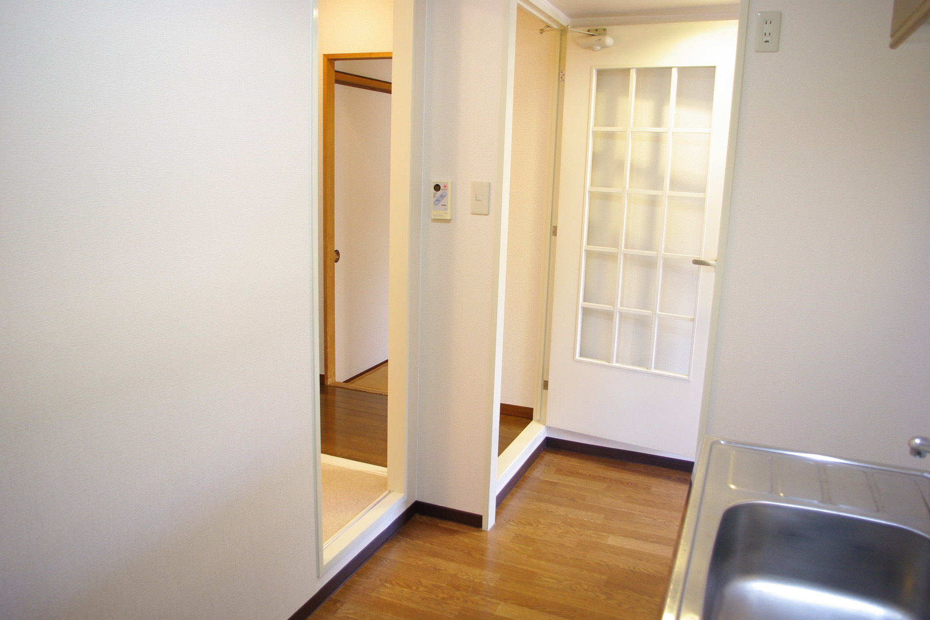 Kitchen. Good is the design of the housework flow line to the basin dressing room from the kitchen.