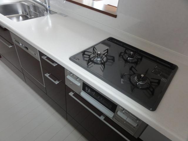Kitchen. 3-neck glass top stove
