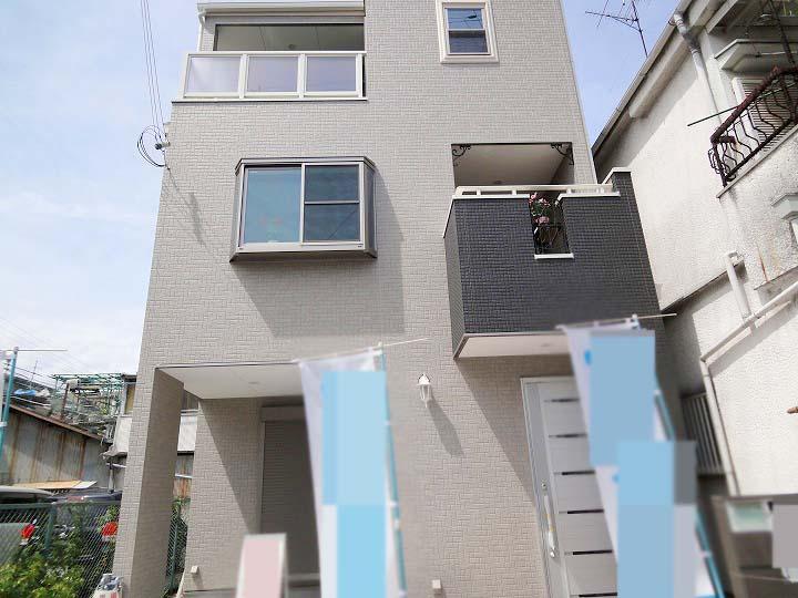 Local appearance photo. It has adopted a pair glass in all room, You can use the air-conditioning efficiently. 