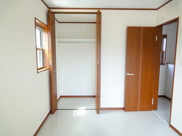 Non-living room. The first floor Western-style 5 Pledge. Because it is facing the front parking lot, Luggage is possible and out directly from the parking lot. 