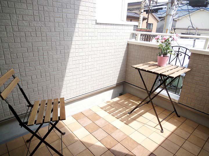 Balcony. Of course, the inner terrace is for use as a balcony, While this way feel the sunshine filtering through foliage, Elegant reading, etc. is also possible. 