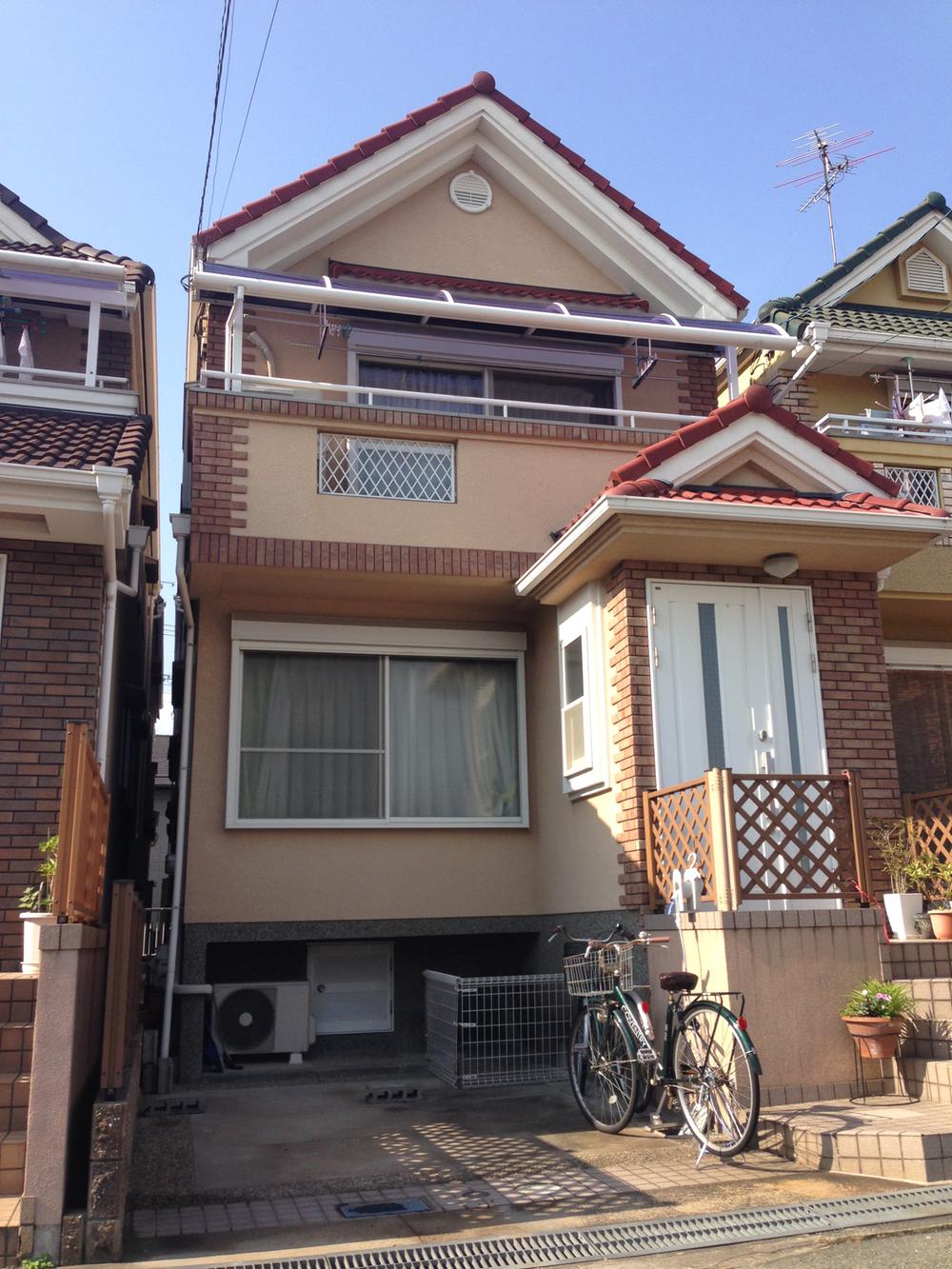 Local appearance photo. Local (11 May 2013) is the appearance of shooting Southern European-style. Peripheral is lined is close to that of age House. Large car parking available.