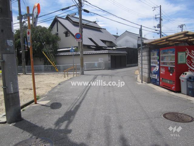 Local photos, including front road. Property of the north front of the road (from the east)