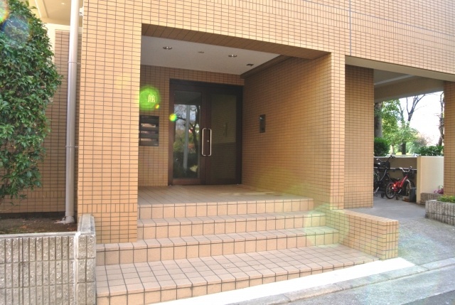 Entrance. Care is in good condition.