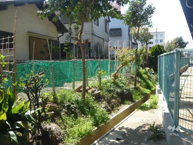 Local appearance photo. There is a green space on the elevated side