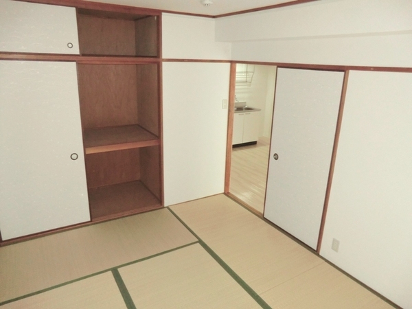 Living and room. Storage capacity