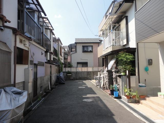 Local photos, including front road. South front road (from the east)