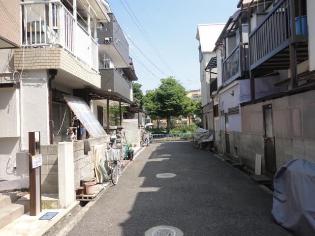 Local photos, including front road. South front road (from the west)