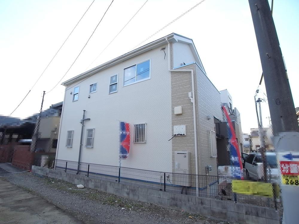 Local photos, including front road. ◆ Exterior Photos